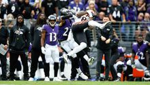 Ravens: Fan subió a la cabina de radio de los Cuervos en busca de bebida