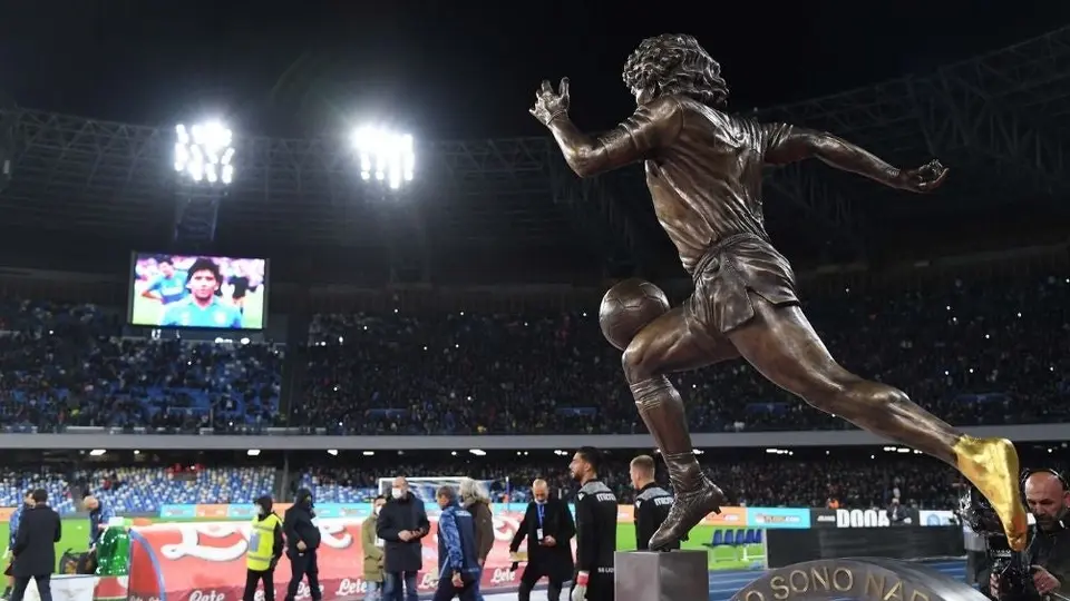 Chucky Lozano: Napoli honra a Maradona con una estatua en homenaje a su 'D10S'