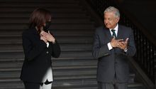 AMLO recibió sin cubrebocas a Kamala Harris; ella sí lo utilizó