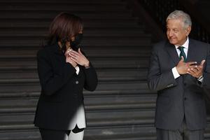 AMLO recibió sin cubrebocas a Kamala Harris; ella sí lo utilizó