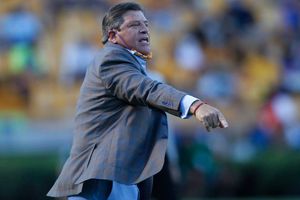 Tigres: Piojo Herrera, Pizarro y Aquino ayudaron a pintar primaria en Monterrey