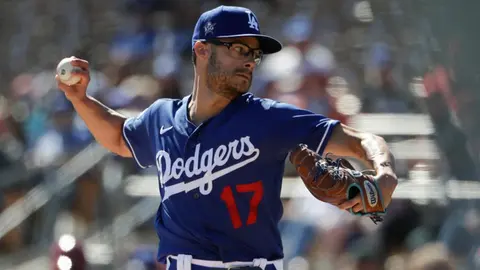 Video: Joe Kelly de los Dodgers jugó 'piedra, papel o tijeras' con pequeño seguidor