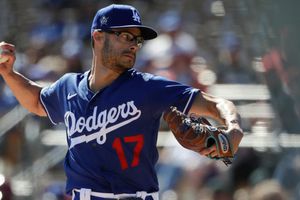 Video: Joe Kelly de los Dodgers jugó 'piedra, papel o tijeras' con pequeño seguidor