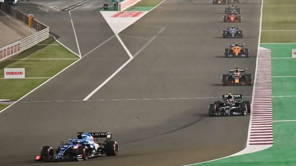 Checo Pérez: Fernando Alonso tuvo 'miedo' de ser rebasado por el mexicano