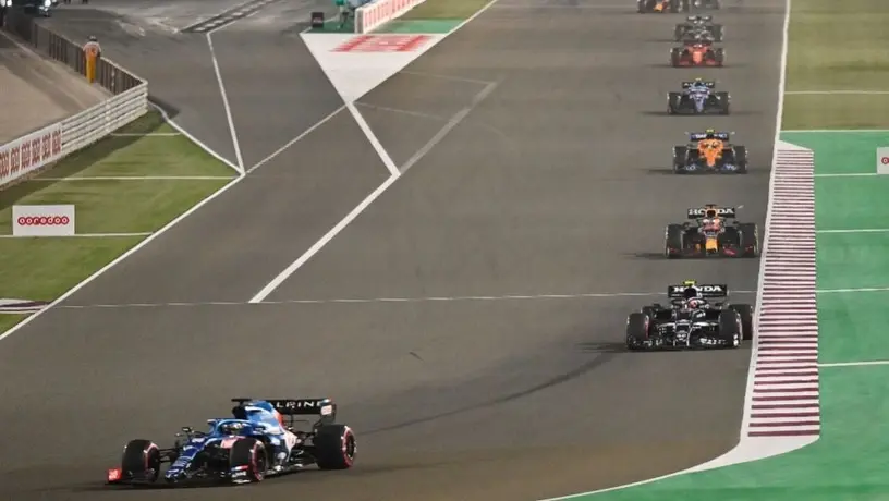 Checo Pérez: Fernando Alonso tuvo 'miedo' de ser rebasado por el mexicano