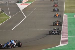 Checo Pérez: Fernando Alonso tuvo 'miedo' de ser rebasado por el mexicano