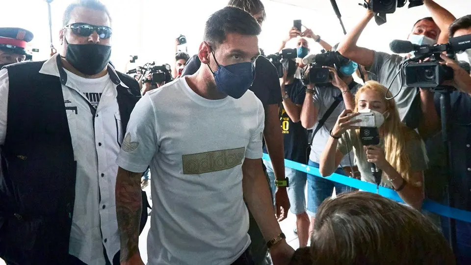 Messi: Vuela con su familia a París para finiquitar su llegada al PSG