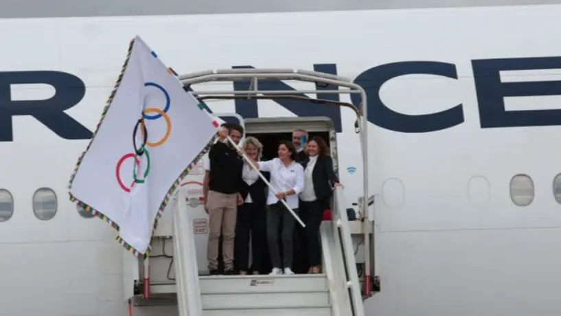 París 2024: Bandera Olímpica llegó a Francia tras final de JO de Tokio 2020