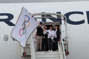 París 2024: Bandera Olímpica llegó a Francia tras final de JO de Tokio 2020