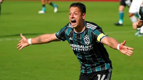 Chicharito Hernández: Apareció en el Equipo de la Semana 30 de FIFA