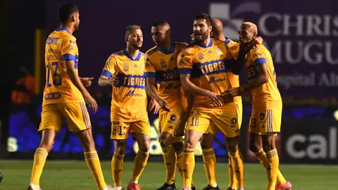 Jugadores de Tigres celebraron cumpleaños de Luis Quiñones