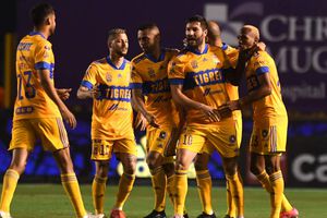 Jugadores de Tigres celebraron cumpleaños de Luis Quiñones
