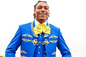 Rams: Jalen Ramsey llegó al partido vs Tampa Bay portando un traje de mariachi