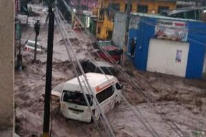 Ecatepec: Fuertes lluvias provocaron desborde de canal de aguas negras e inundaciones
