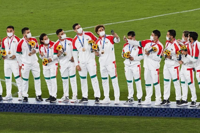 Selección Mexicana de futbol recibiendo su medalla de bronce en Tokio 2020