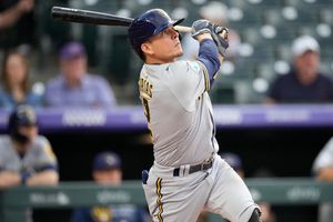 Luis Urías: El mexicano anotó en tres ocasiones en el triunfo de Brewers ante Rockies