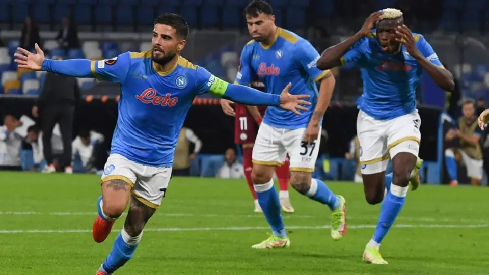 Chucky Lozano: Napoli goleó con autoridad al Legia en la Europa League