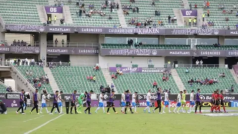 Mazatlán vs Rayados: Grito homofóbico y pelea de fans rayados empañan juego
