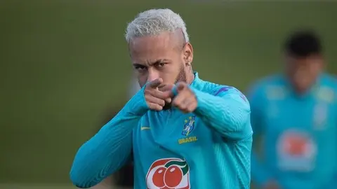 Brasil: Neymar entró bailando y cantando a la práctica con la Canarinha