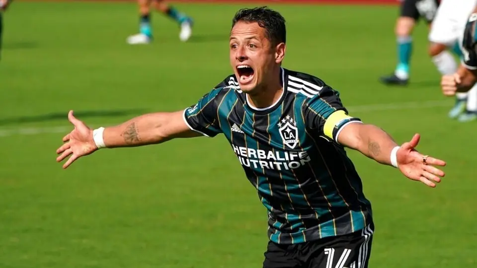 Chicharito Hernández: Dedicó su doblete a la memoria de su abuelo