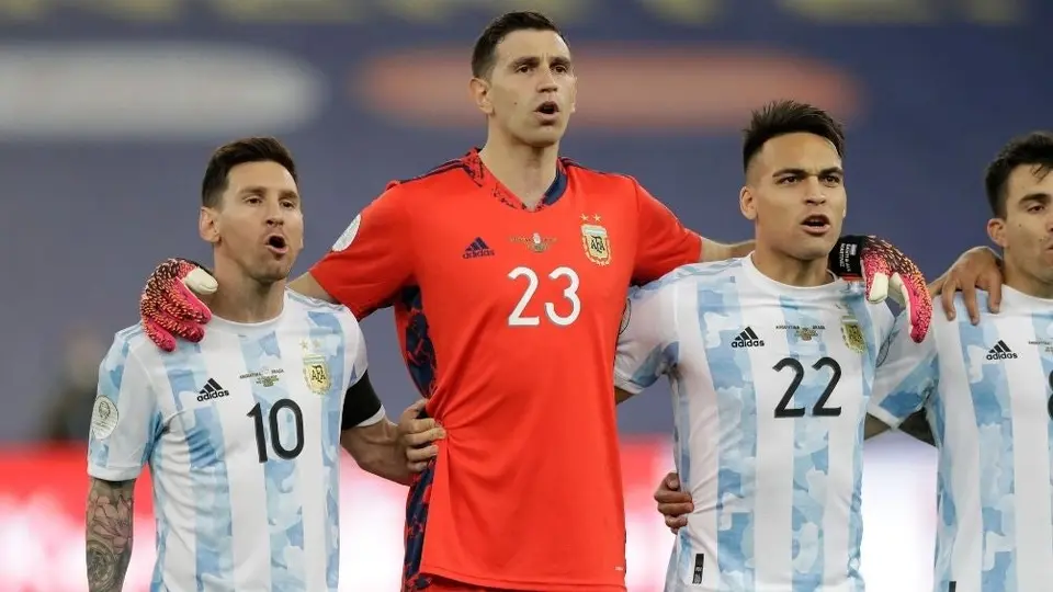 Dibu Martínez le prometió a Messi atajar mínimo un penal ante Colombia