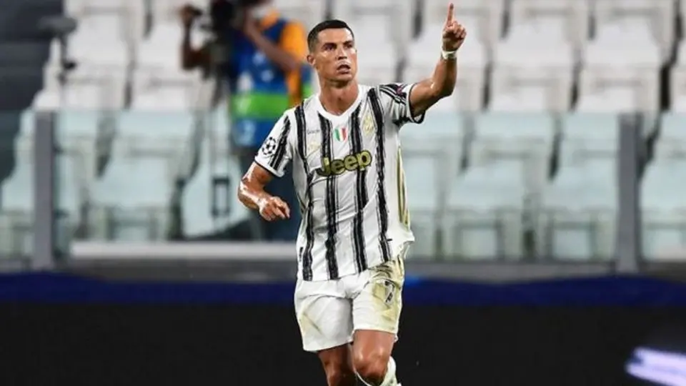 Cristiano: CR7, en presentación de nuevo uniforme de la Juventus pese a futuro incierto