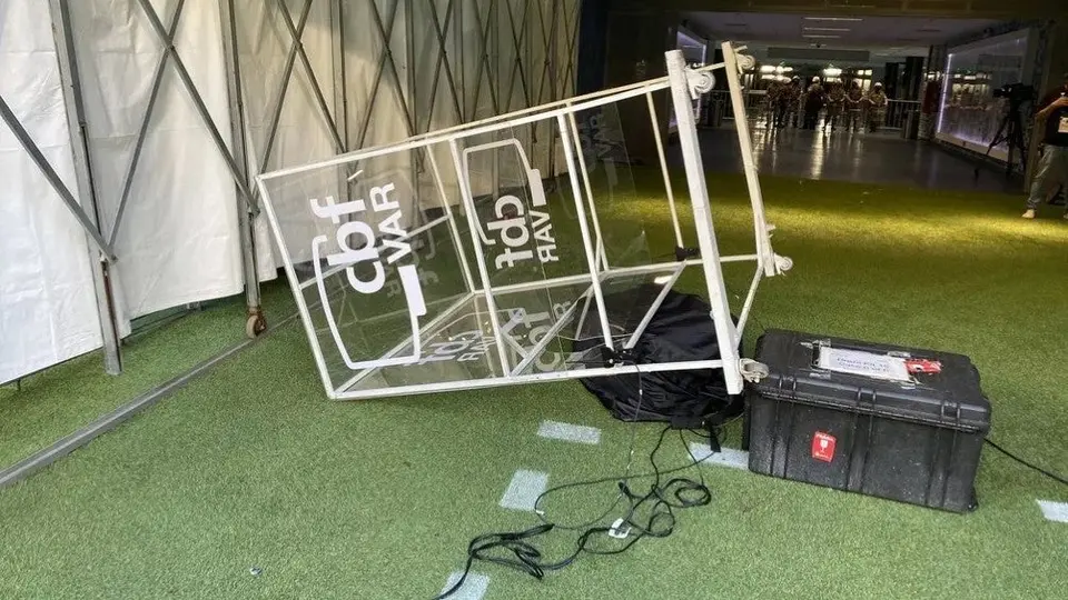 Video: Aficionados del Gremio invadieron la cancha y destrozaron cabina del VAR, tras derrota
