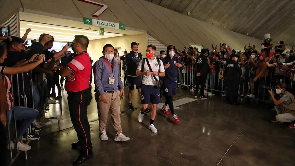 Chivas vs Cruz Azul: Afición dio cálido recibimiento a jugadores del Rebaño