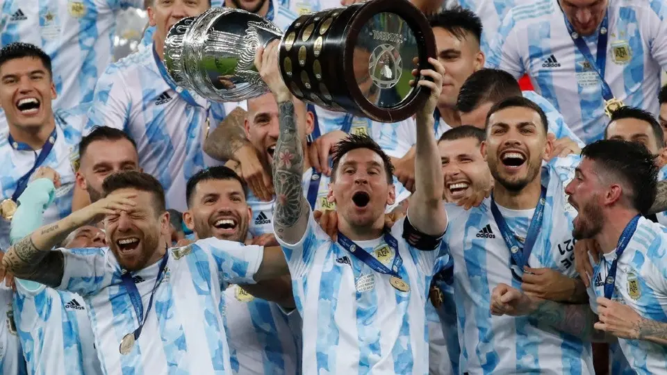 Argentina rompe ayuno de 28 años sin títulos e iguala a Uruguay con 15 Copas América