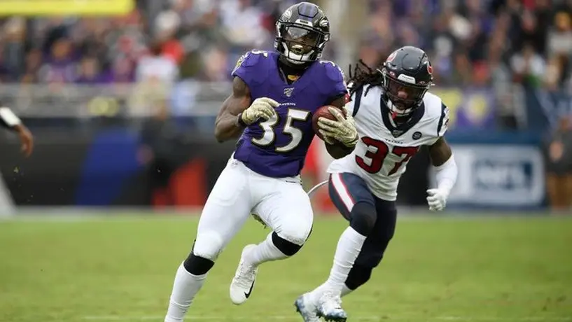 Ravens: Marcus Peters y Gus Edwards se perderían toda la temporada por lesión