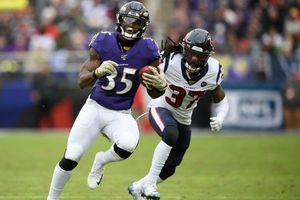 Ravens: Marcus Peters y Gus Edwards se perderían toda la temporada por lesión