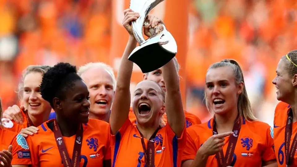 UEFA, clubes y ligas advierten daños al futbol femenil por celebrar Mundial cada dos años