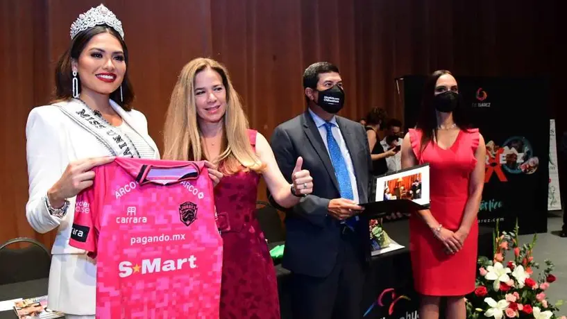 Presidenta de Juárez regaló playera de Bravos a Miss Universo, Andrea Meza