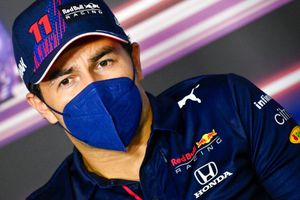 Checo Pérez contra Mazepin tras no dejarlo pasar: "Otra vez este idiota"