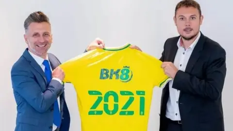 Norwich City: Terminó con patrocinador de apuestas asiático tras críticas de fanáticos