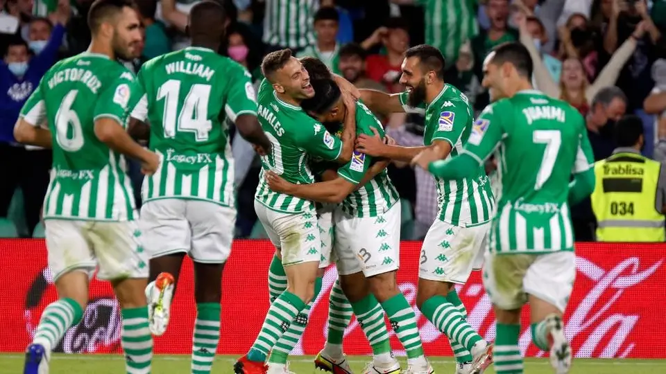Guardado: Real Betis goleó al Valencia y lucha de lleno en puestos de Champions