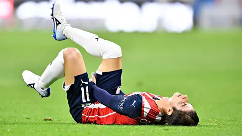 Chivas: Isaac Brizuela, baja por un mes tras lesión en Clásico ante América