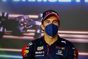 Papá de Max Verstappen: 'Checo Pérez todavía tiene algunas debilidades'