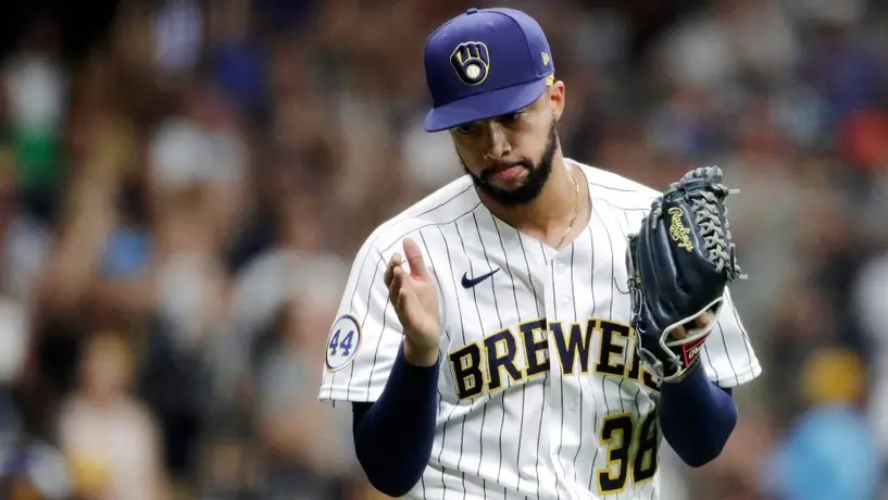 Cerveceros: Devin Williams se perderá los Playoffs tras fracturase golpeado una pared en festejo