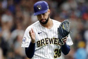 Cerveceros: Devin Williams se perderá los Playoffs tras fracturase golpeado una pared en festejo