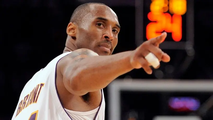 Kobe Bryant, por ser inmortalizado en el Salón de la Fama del Baloncesto Naismith Memorial