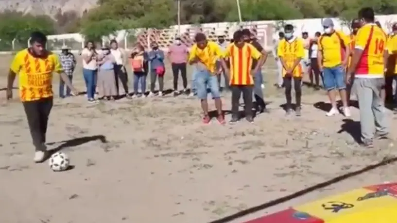 Video: Ataúd de portero fallecido fue llevado a la cancha y le patearon penales