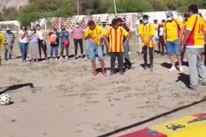 Video: Ataúd de portero fallecido fue llevado a la cancha y le patearon penales