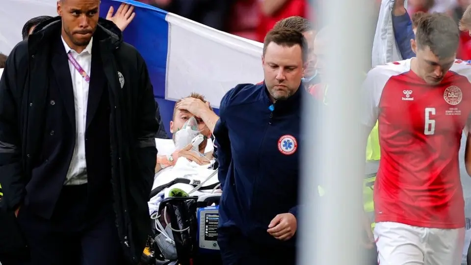 Eriksen: Tras desvanecimiento, el danés salió consciente y con oxigeno del estadio