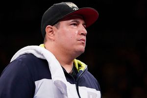 Eddy Reynoso, entrenador del Canelo, fue condecorado en el Senado de la República