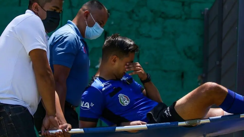 Árbitro se lesionó y salió en camilla durante encuentro entre Chivas vs Tigres Sub 17