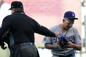 Julio Urías: Se fue sin decisión en derrota de Dodgers ante Giants