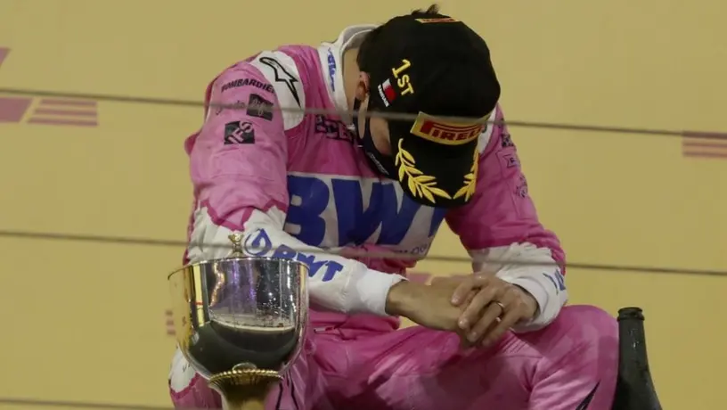 Checo Pérez recibió pintura que inmortaliza su primer triunfo en la Fórmula Uno