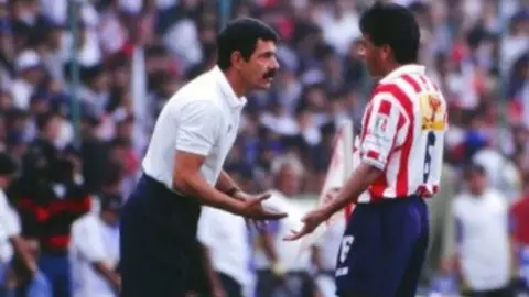 ¿Por qué Tuca Ferretti regañó a las Chivas tras golear 5-0 al América en el Invierno 96?