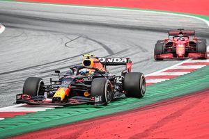 Checo Pérez tras par de choques con Leclerc: 'Lo siento, no es la forma en la que corro'